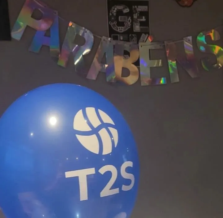 Balão de festa com o símbolo e o nome da T2S com letras laminadas formando 